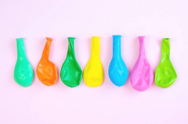 Birçok çok renkli sönmüş balonlar. 