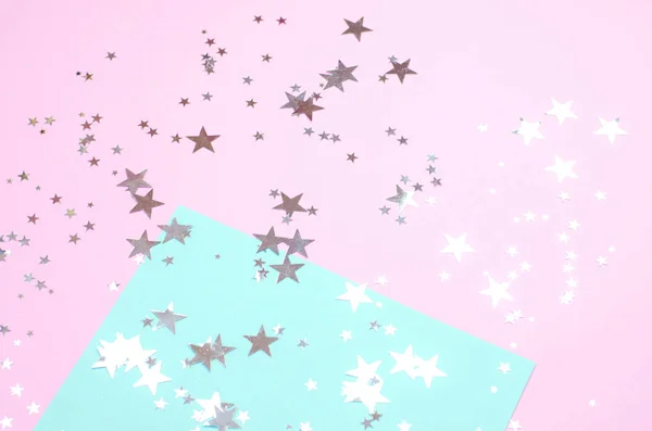 Ярко-розовый на мятном фоне с блестящими звездами . — стоковое фото