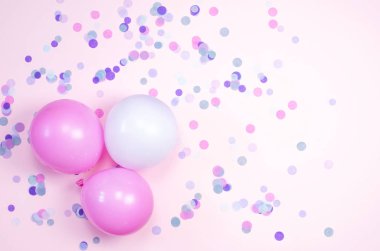 Küçük konfeti ve balonlar ile parlak arka plan.
