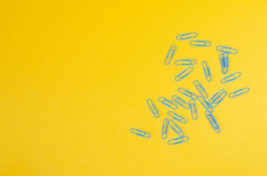 Sığ mavi Kırtasiye ile turuncu arka plan.