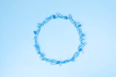 Bir daire şeklinde sığ bir ofis ile Mavi arka plan.