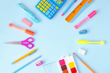 Düz bir mavi arka planda Kırtasiye çeşitli yatıyordu.