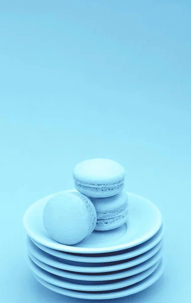 Macaroon on a stack of light blue saucers. — Stock Photo, Image