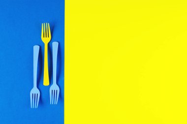 Kare şeklinde sıralanmış plastik renkli çatallar.