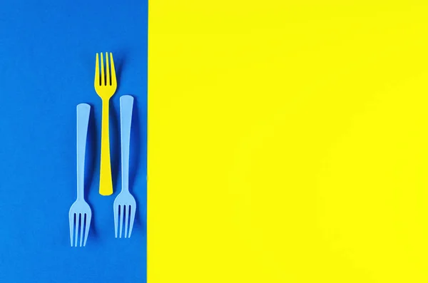 Plastic colored forks lined up in the shape of a square. — Stock Photo, Image
