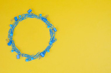 Yarım daire şeklinde sığ bir ofis ile turuncu arka plan.