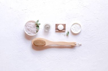 Spa işlemleri için kozmetik ürünlerle güzel bir kompozisyon.