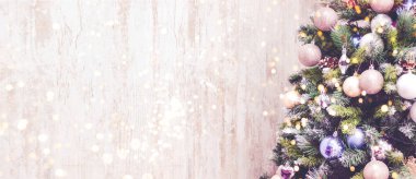 Noel ağacı ve tatil ışıkları ile Yeni Yıl afiş.