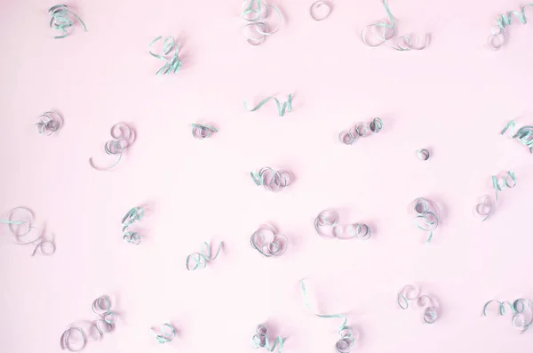 Святковий рожевий фон зі срібними спіральми . — стокове фото
