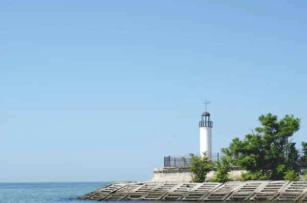 White lighthouse by the sea with  blue sky. — Stock Photo, Image