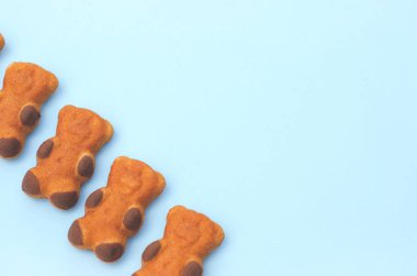 Mavi arka plan üzerinde ayı şeklinde kek bir satır. 