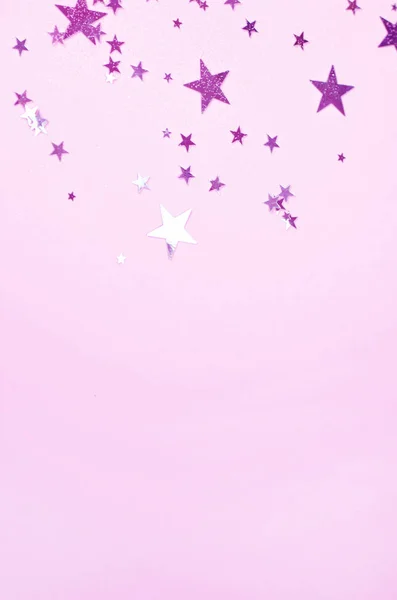 Vertikaler rosa Hintergrund mit sternförmigem Konfetti. — Stockfoto