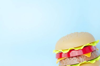 Mavi bir arka plan üzerinde et ve salata ile Oyuncak burger.
