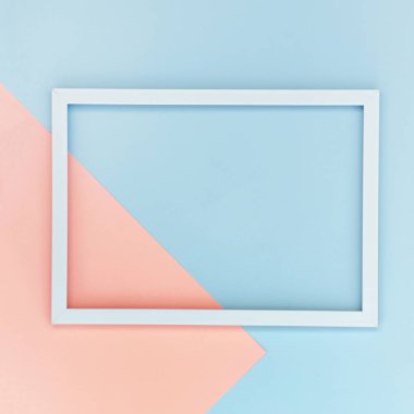 Beyaz çerçeveli açık renkli arka plan.