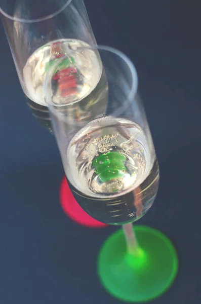 Zwei bunte Neon-Gläser Champagner. — Stockfoto