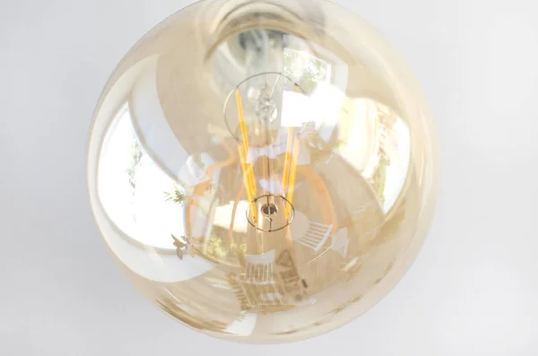 Uma lâmpada enorme com cor amarela . — Fotografia de Stock