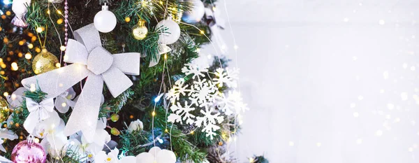 Karácsonyi banner a helyszín egy elegáns karácsonyfát, és helyezzük a szöveget. — Stock Fotó