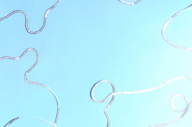 Dekoratif payetler ile şenlikli mavi arka plan.