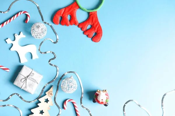 かわいいクリスマスフラットは青い背景に横たわって. — ストック写真