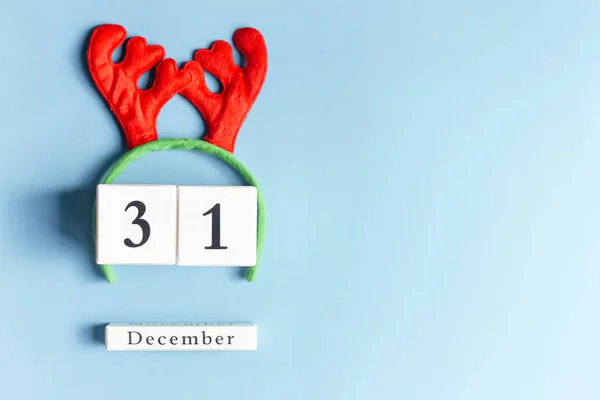 Hirschhörner mit Würfeln mit festlichem Datum am 31. Dezember. — Stockfoto