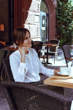 Güzel bir kız bir kafede oturur ve rüyalar.