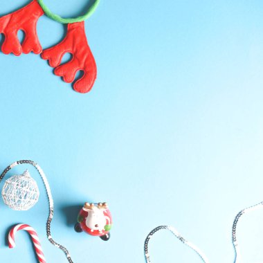 Sevimli Noel düz mavi bir arka plan üzerinde yatıyordu.