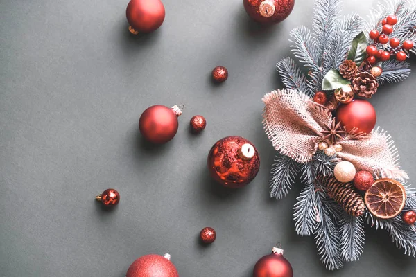 Grinalda de Natal com brinquedos na árvore de Natal em um fundo cinza . — Fotografia de Stock