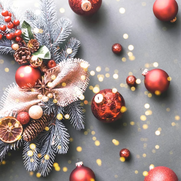 Grinalda de Natal com outra decoração festiva e luzes cintilantes . — Fotografia de Stock