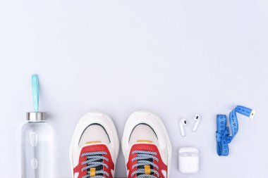 Spor düz açık gri arka plan üzerinde yatıyordu.