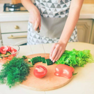 Mutfakta sağlıklı sebze salatası yapıyorum.. 