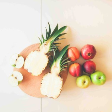 Parlak bir masada taze ve parlak meyvelerle bezenmiş..