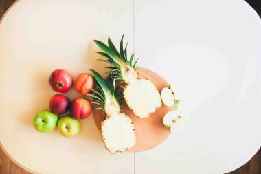 Parlak bir masada taze ve parlak meyvelerle bezenmiş..