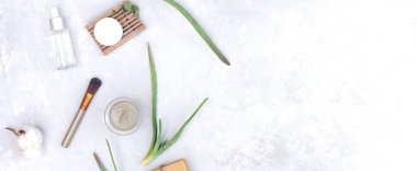 Gri arka planda makyaj bileşenleri olan doğal organik kozmetikler.. 