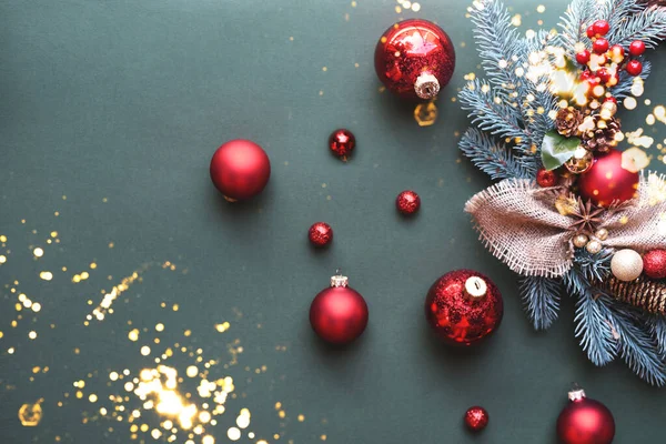 Grinalda de Natal com brinquedos na árvore de Natal em um fundo cinza . — Fotografia de Stock