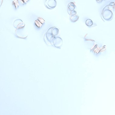 Gümüş spiraller ile şenlikli mavi arka plan. 