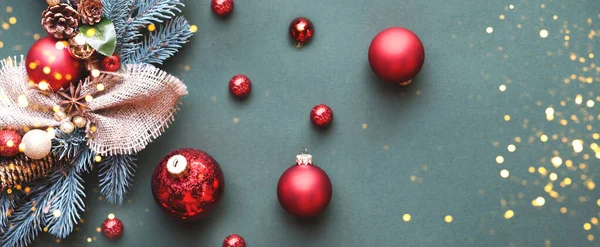 圣诞花圈与玩具在圣诞树上的灰色背景. — 图库照片