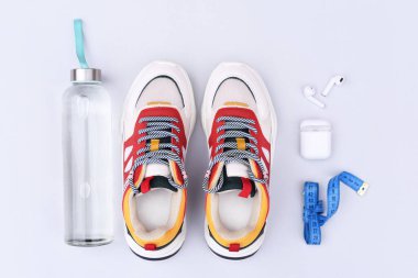 Spor düz açık gri arka plan üzerinde yatıyordu. 