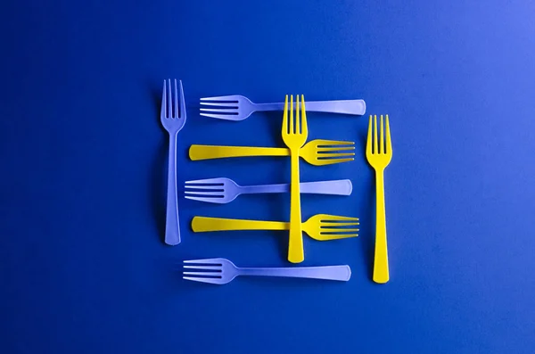 Plastic colored forks lined up in the shape of a square. — Stock Photo, Image