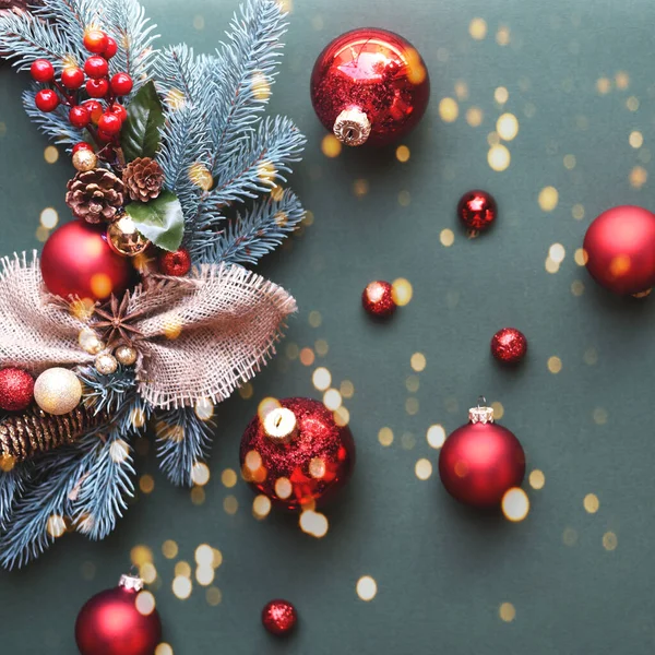 Grinalda de Natal com brinquedos na árvore de Natal em um fundo verde . — Fotografia de Stock