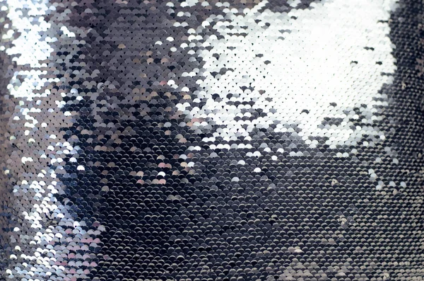 반짝이는 실버 스팽글이 있는 패브릭 텍스처. — 스톡 사진