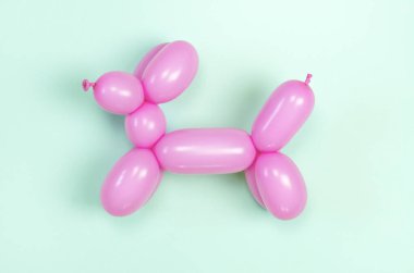 Pembe arka planda bir köpek şeklinde balon..