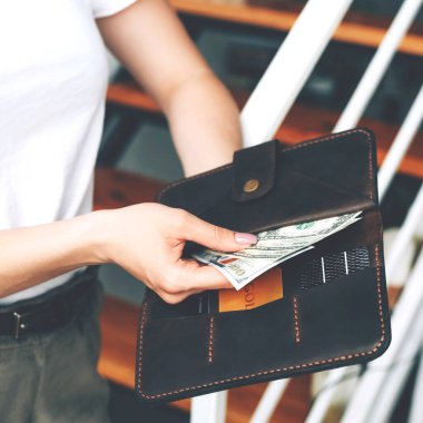 Kadın ellerinde dolar banknotları olan cüzdan. Bütçe. Ekonomik kriz.