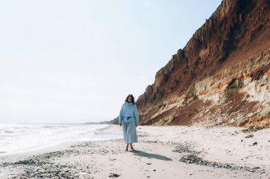 Güneş ışığı saçan güzel bir kızın profili. Doğadaki kız..