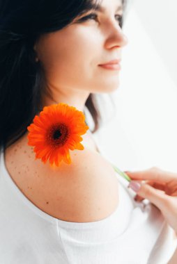 Gerberalı güzel bir esmer kızın portresi.. 