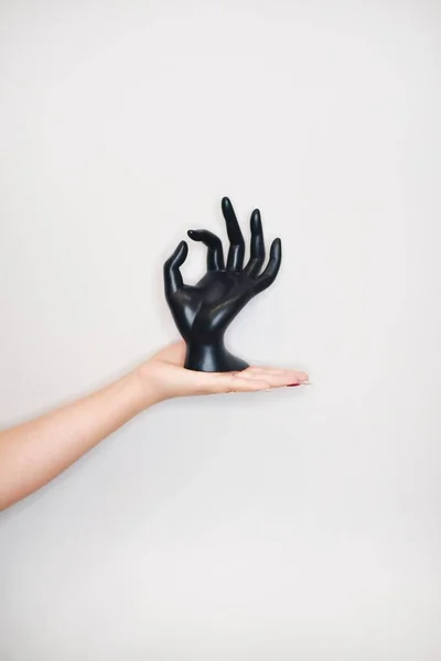 Жіноча Рука Тримає Пластикову Руку Манікюрник Модель Манікюру — стокове фото
