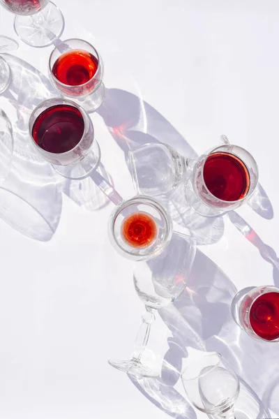 Gläser Mit Rot Weiß Und Roséwein Auf Weißem Hintergrund Vertikales — Stockfoto