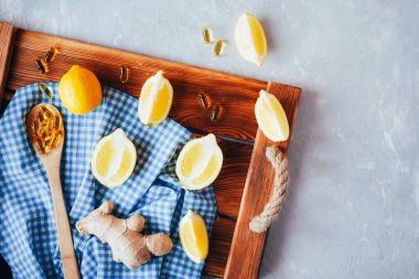Sağlık ve bağışıklık sistemini geliştirmek için alet çantası. Limonlar, balık yağı ve zencefil. Halk tıbbı.