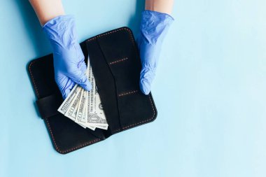 Eldivendeki eller dolar olarak parayı sayar. Ekonomik kriz.
