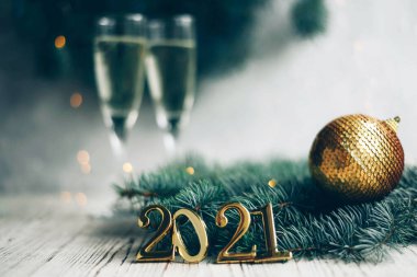 Şampanya ve 2021 numaralı Noel ağacı dalı. Yeni yıl arkaplanı.