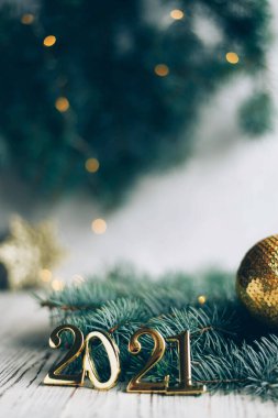 Yılbaşı süslemeleri ve 2021 numaralı Noel ağacı dalları. Yeni yıl arkaplanı.